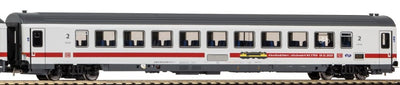 "PIKO 97313 Limited Edition modeltreinset ter herdenking van de afscheidsrit van de Lok-Baureihe 1700, met een 2e klasse passagierswagon en een bordbistro, symbolisch voor het afscheid van een treinicoon."